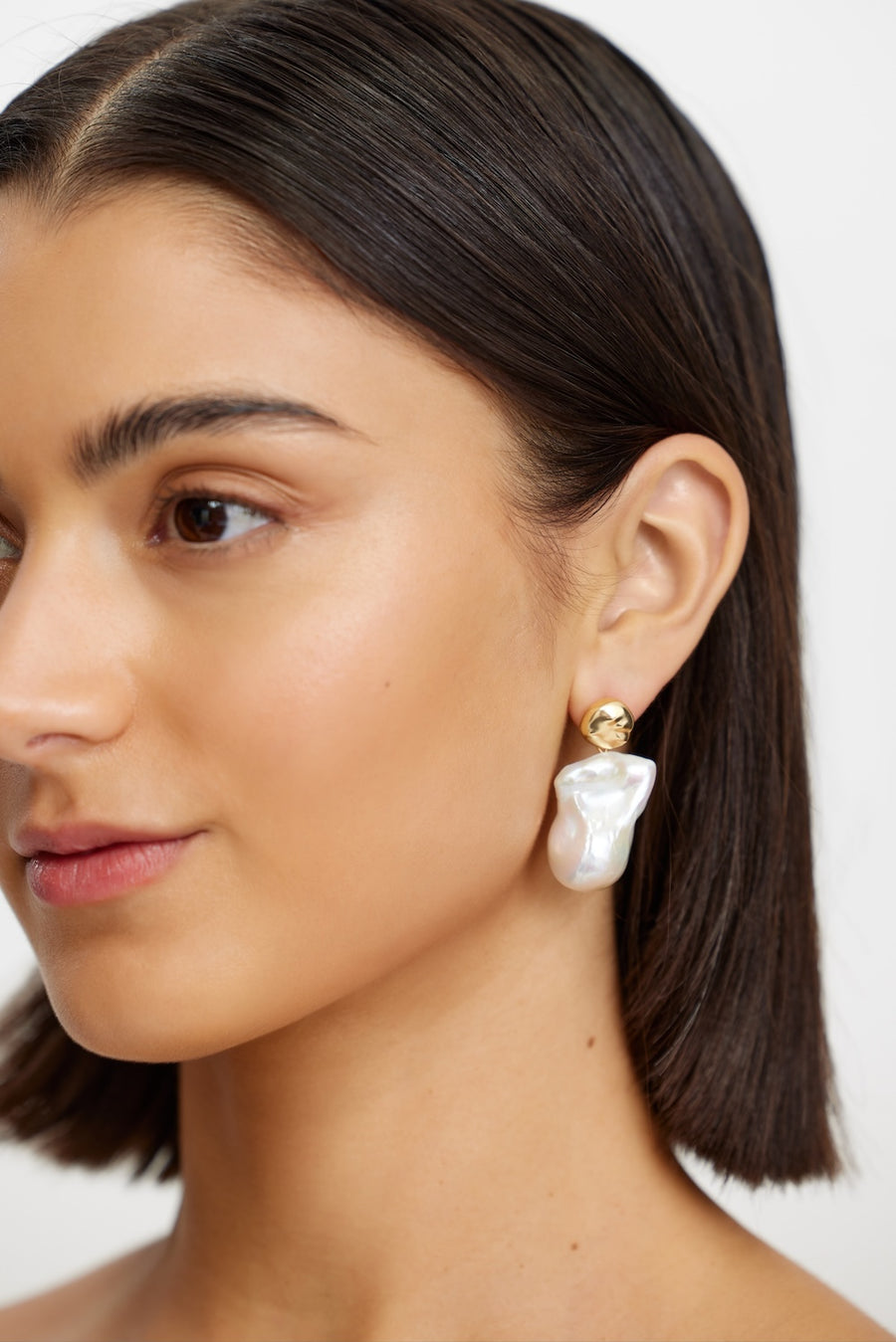 JEWELLERY_AJ2507004E_ANGELSON_EARRINGS-PEARL-GOLD-2jpg